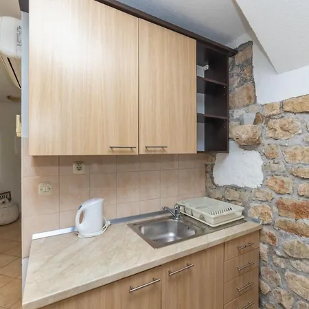 Stone House Skalinada 公寓 *